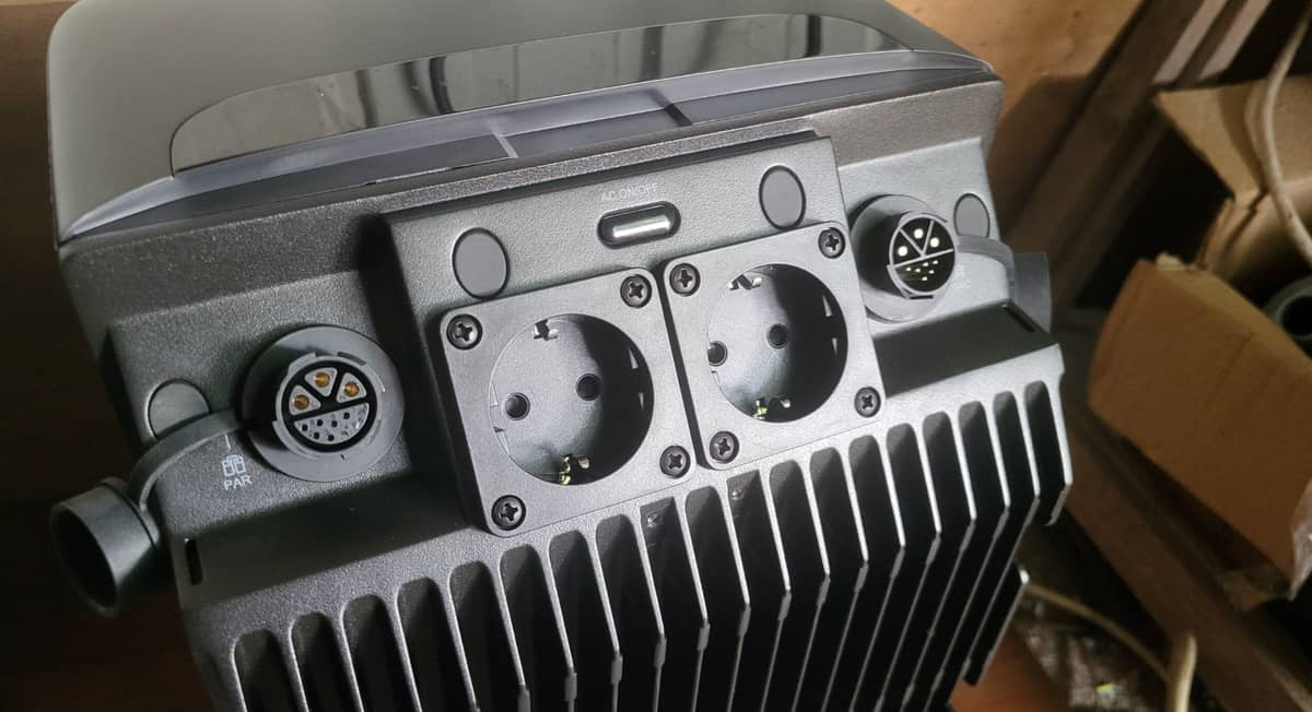Connectique à l'arrière d'une batterie EcoFlow