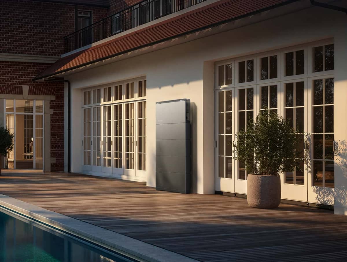 Batterie EcoFlow fixée au mur extérieur d'une maison