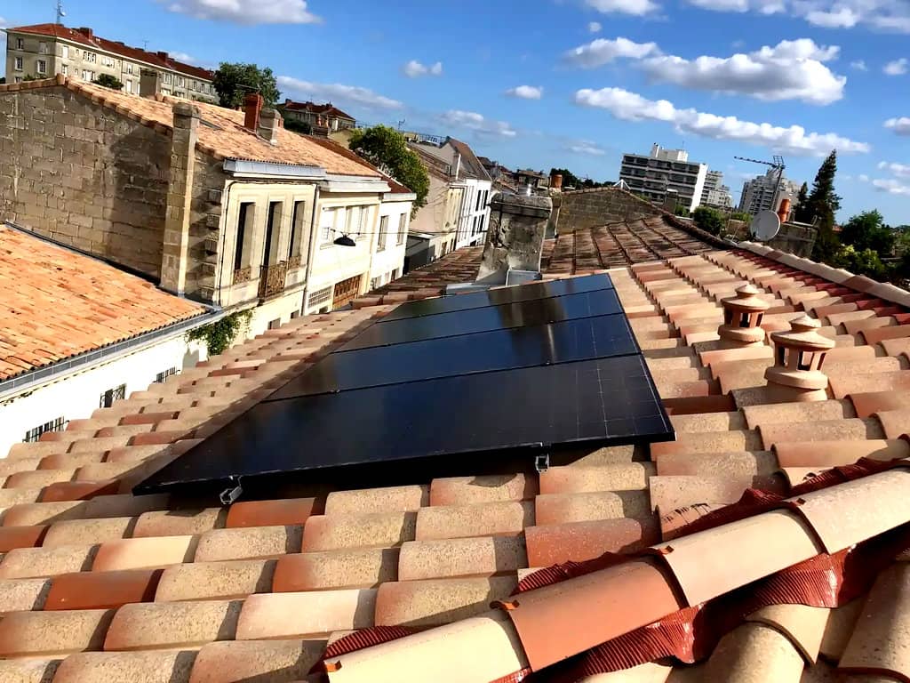 Panneaux solaires sur un toit du centre-ville de Bordeaux