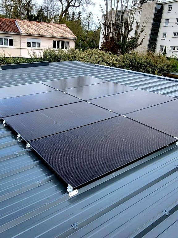 Panneaux solaires sur une toiture en bac acier