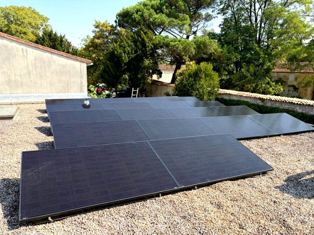 Panneaux solaires sur le toit terrasse d'un bâtiment