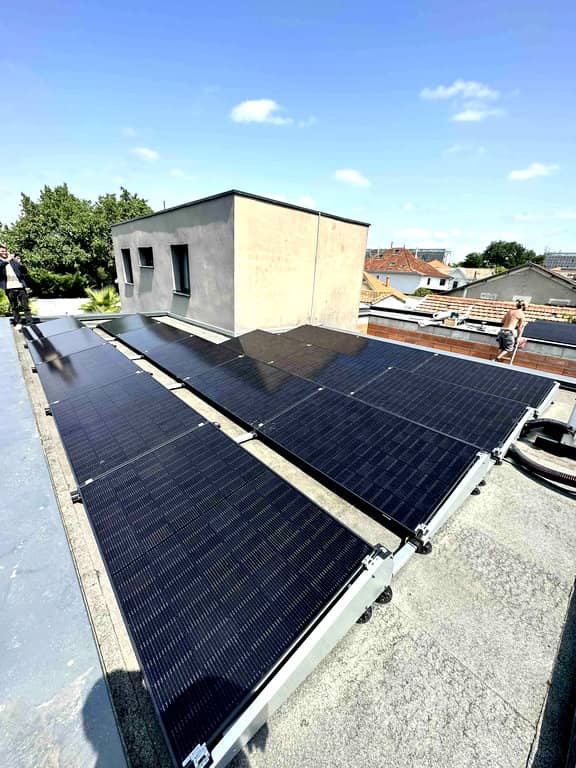 Panneaux solaires sur le toit plat d'un bâtiment