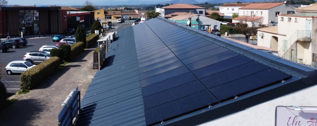 Panneaux solaires sur la toiture en bac acier d'un local commercial