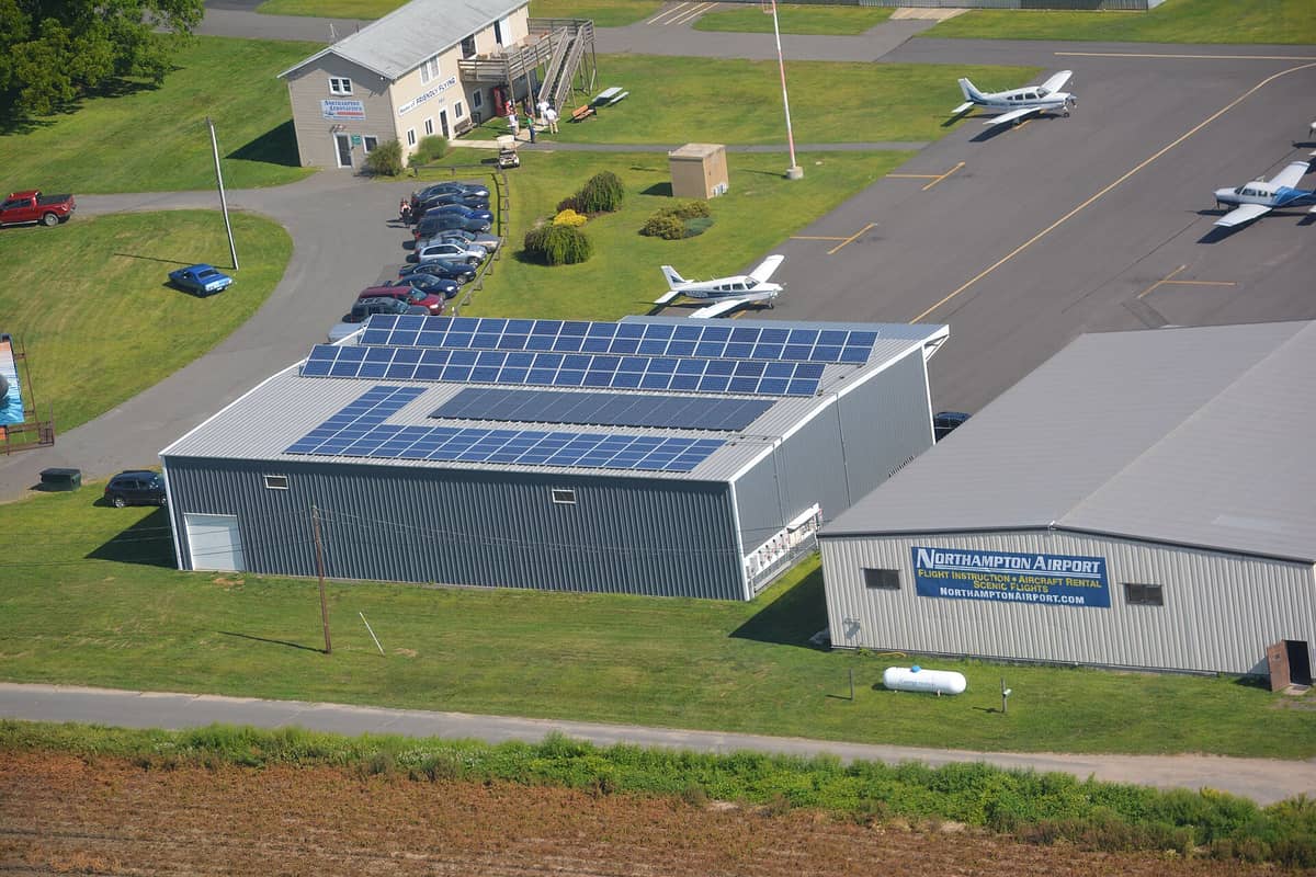 Toiture d'un bâtiment professionnel couverte de panneaux photovoltaïques