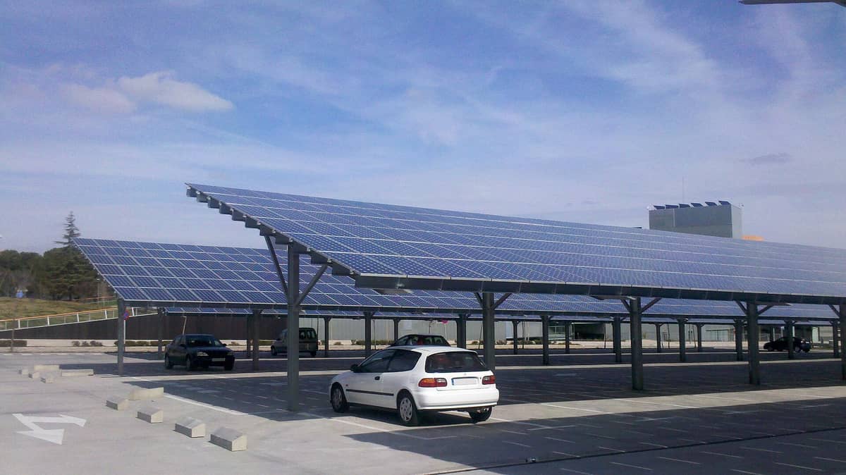 Ombrières photovoltaïques couvrant un parking
